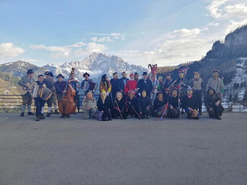 Foto di gruppo mascorada a Laste