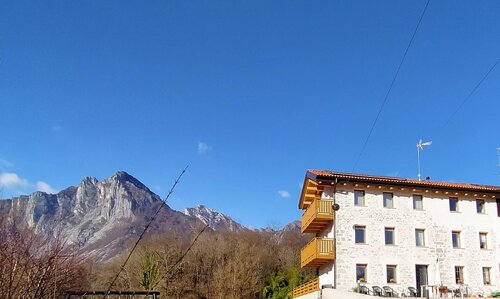 La nostra struttura con vista Dolomiti