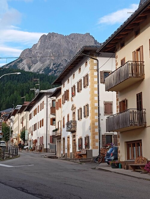 Vista della casa dalla piazza