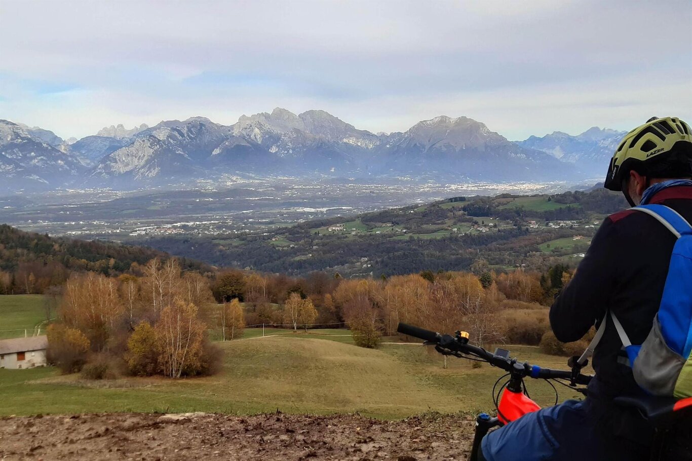 Cicloturista con vista sulla Valbelluna