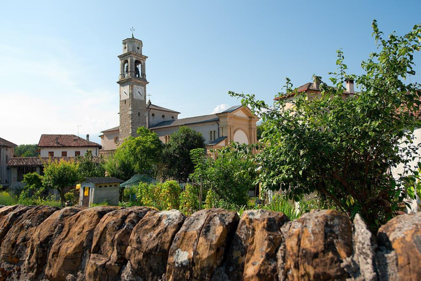 La chiesa da via Magenta