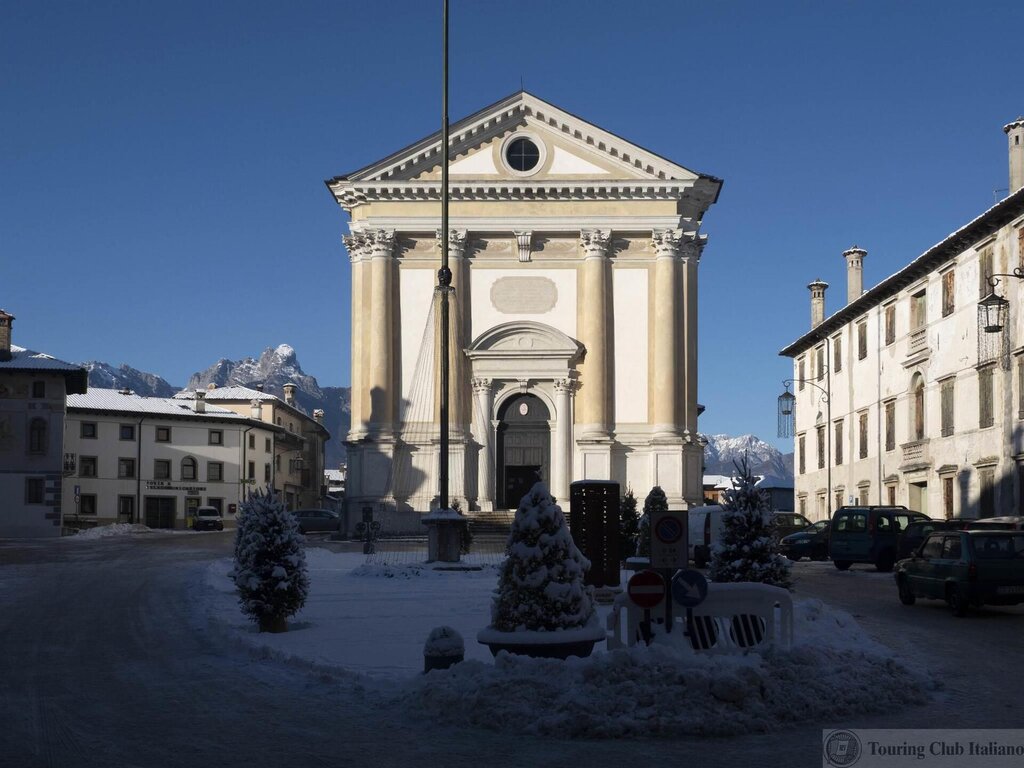 La piazza con la chiesa