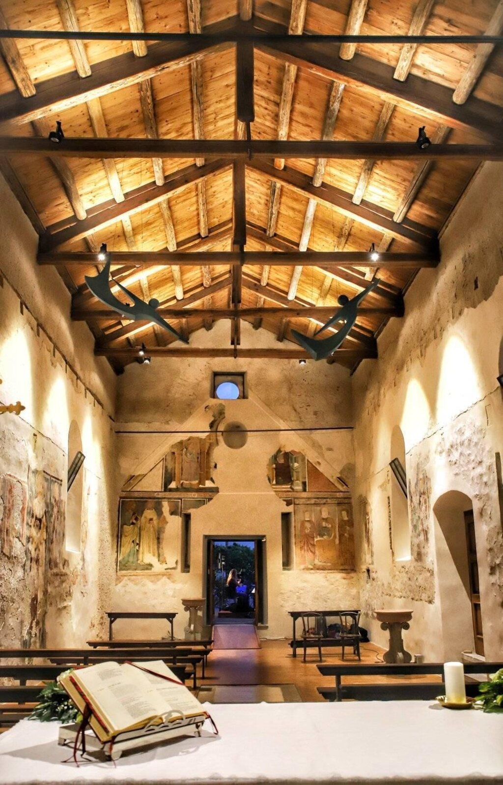 Foto interno chiesa di San Bernardo di Cesana