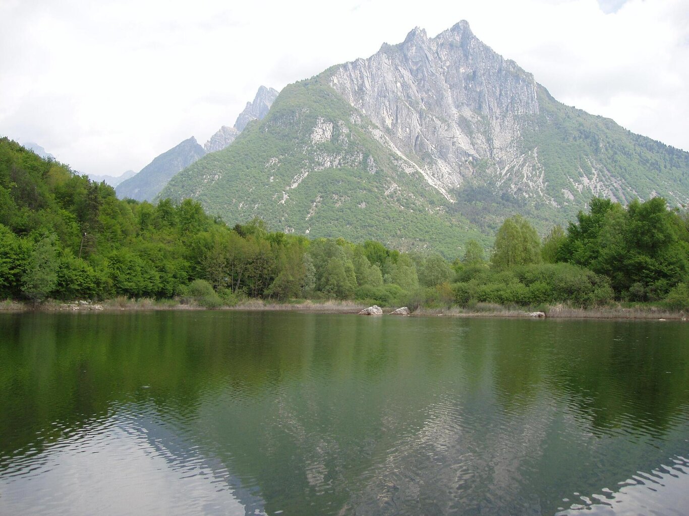 Il lago con il monte Peron