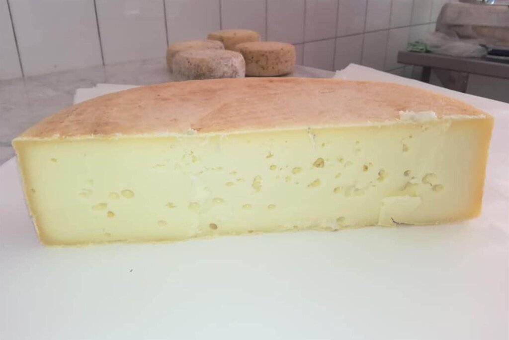 Mezza forma di formaggio