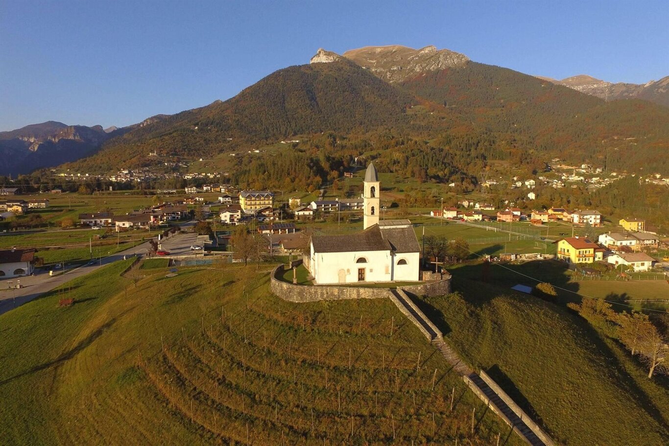 Chiesa di S.Giorgio e i paesi di Zorzoi e Servo