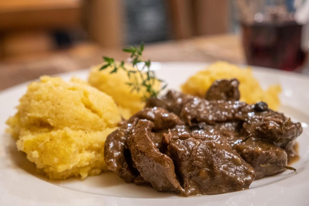 cervo con polenta