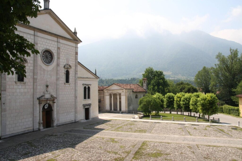 Esterno del Duomo - sagrato Esterno del Duomo - sagrato