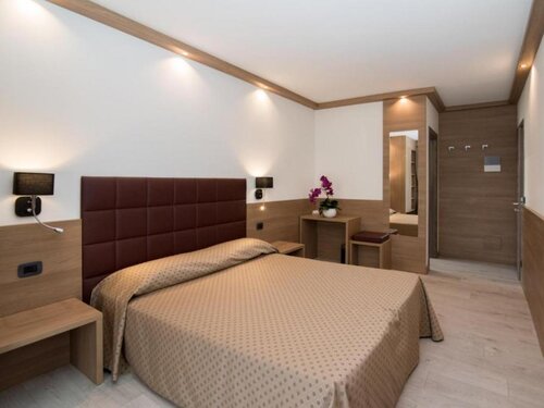 Bel Sit 3-crop Bel Sit 3-crop