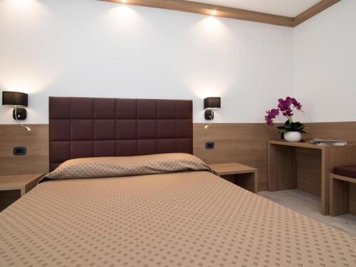 Bel Sit 15-crop Bel Sit 15-crop