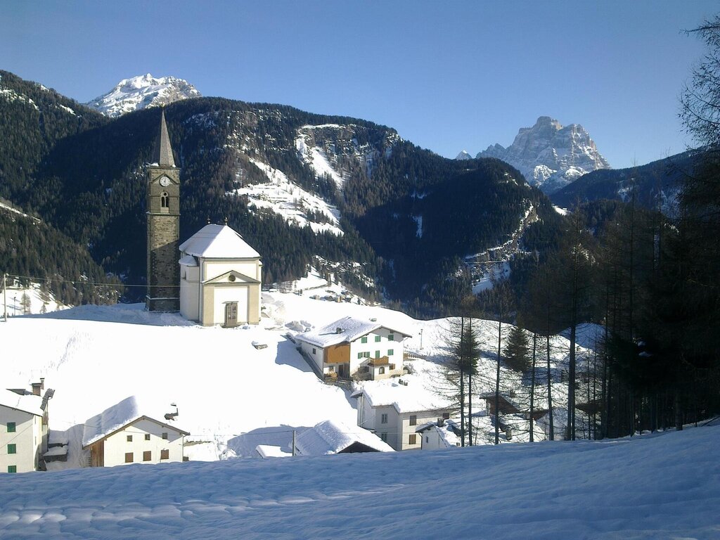 Chiesa di Laste dall'alto Chiesa di Laste dall'alto
